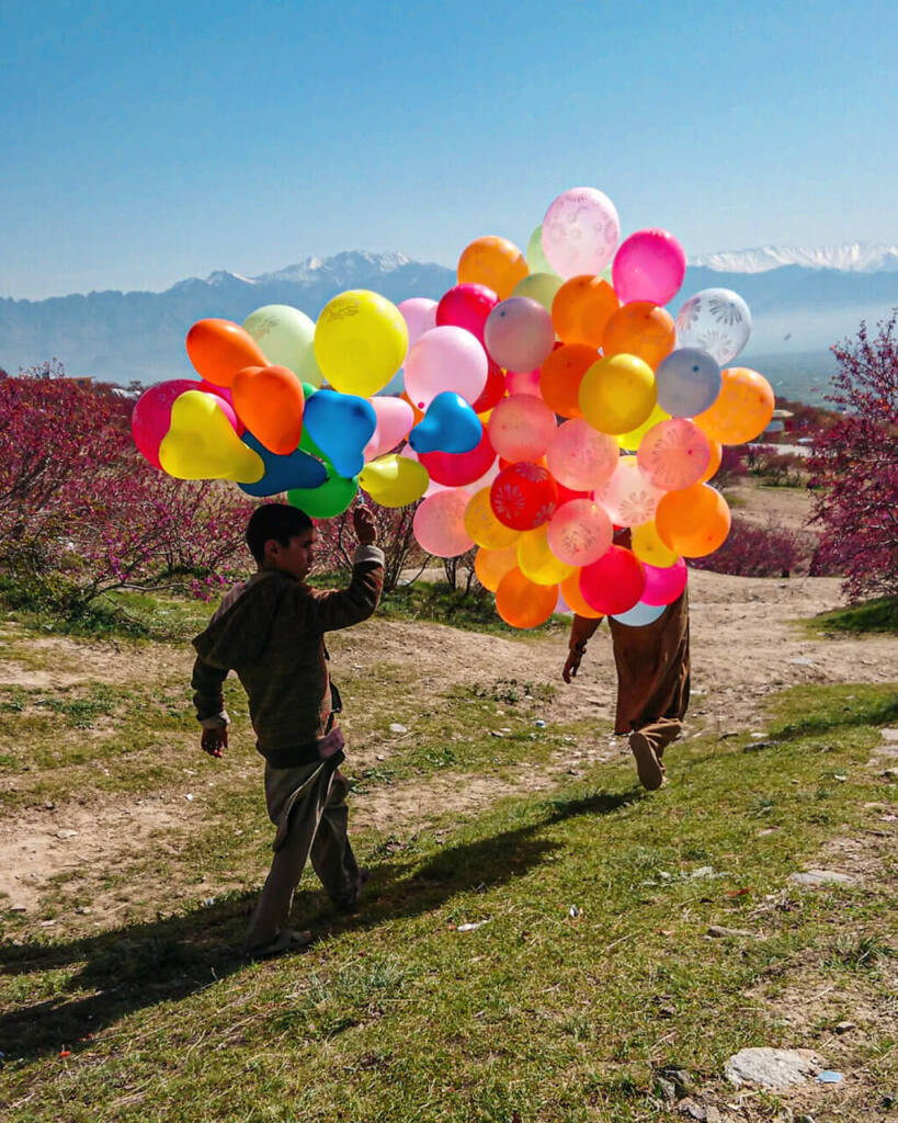 A kid selling balloons in Parwn